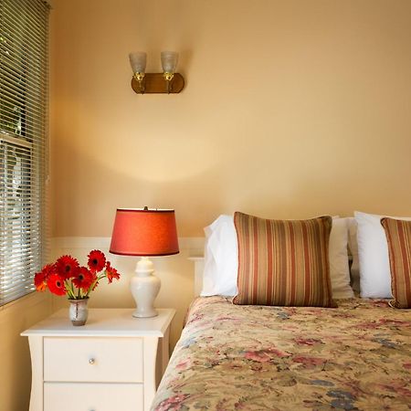 Cheshire Cat Inn & Cottages Санта Барбара Екстериор снимка